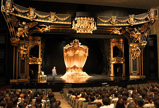 『オペラ座の怪人』静岡公演にて、第１回「バックステージツアー」が開催されました
