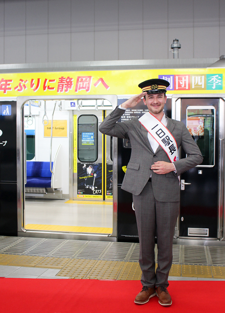 鉄道猫・スキンブルシャンクス役のひとり・カイサー タティクが、静岡鉄道 新静岡駅で行われた『キャッツ』ラッピングトレイン出発式に出席。「一日駅長」を務めました