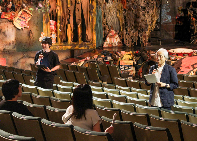 報道関係者に向けて舞台について解説する、舞台美術担当・土屋茂昭氏（写真右）、舞台監督・村田 舟（同左）