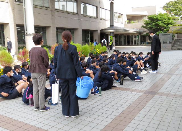 開演前、学校の先生が子どもたちに観劇マナーなどを説明