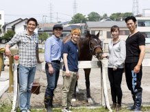 『エクウス』出演候補者が、馬小屋掃除や乗馬を体験！